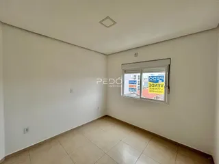 Ambiente interno de um cômodo com piso de cerâmica claro.