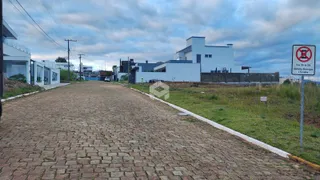 Vista da fachada de uma residência em Lajeado, Brasil, com uma rua pavimentada.
