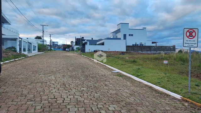 Vista da fachada de uma residência em Lajeado, Brasil, com uma rua pavimentada.
