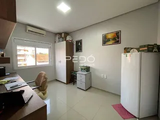 Quarto interno com janela e armário de madeira em imóvel no Brasil.
