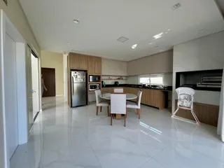 Cozinha moderna com armários de madeira e piso claro.