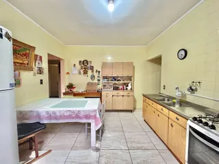 Foto do interior de uma cozinha com armários e mesa de jantar em Lajeado, Brasil.