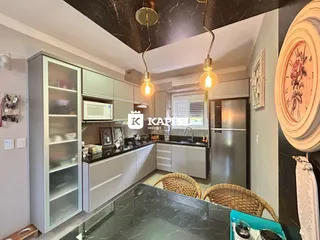 Foto de uma cozinha moderna com armários cinza e bancadas escuras.