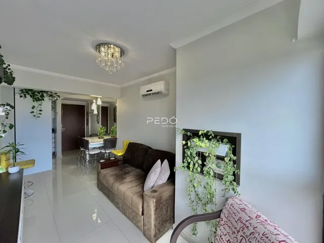 Sala de estar com sofá e decoração em um imóvel no Brasil.