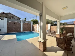 Vista da área da piscina e deck de uma residência em Lajeado.
