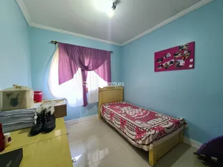Quarto com cama e decoração de parede azul claro.