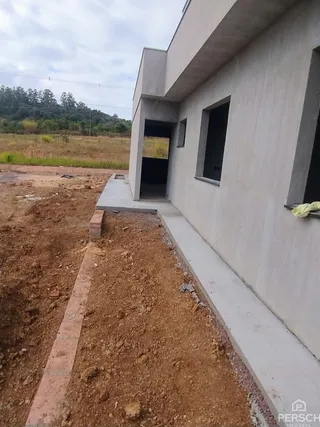 Vista externa de uma construção em estágio inicial em Lajeado, Brasil.