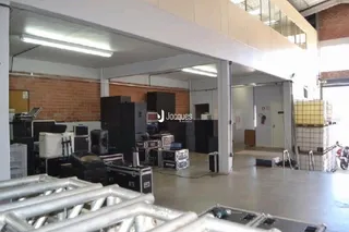 Interior de um espaço industrial com estrutura de teto exposta.