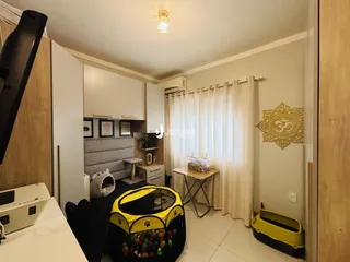 Quarto com cabeceira e armários em ambiente claro.
