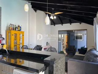 Vista da área de cozinha e sala de jantar de um imóvel em Lajeado.