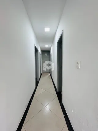 Corredor longo de uma residência em Lajeado, Brasil.