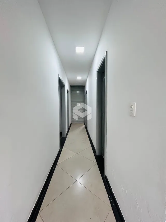 Corredor longo de uma residência em Lajeado, Brasil.