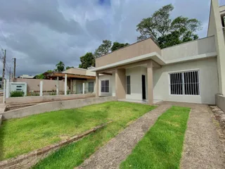 Fachada de uma residência em Lajeado, Brasil, mostrando o jardim frontal.