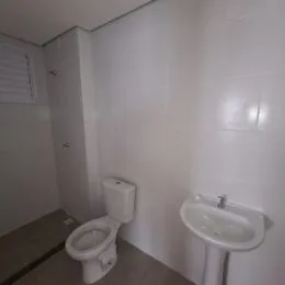 Foto de um vaso sanitário branco em um ambiente interno.