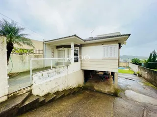 Fachada de uma residência em Lajeado, Brasil, com acesso por escadaria externa.