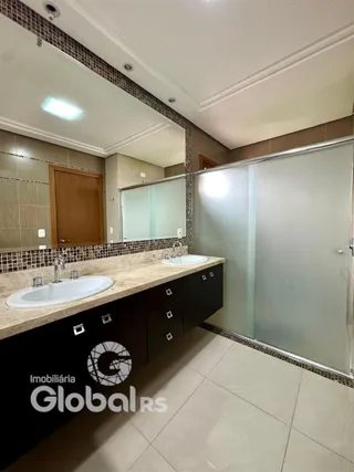 Imagem de um banheiro com azulejos e bancada clara.