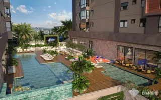 Vista de uma piscina e área de lazer externa com deck de madeira.