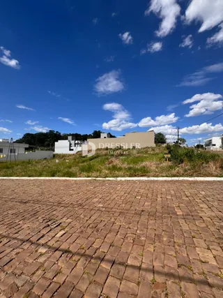 Vista da fachada com piso de tijolos no exterior da propriedade.