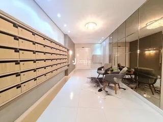 Hall de entrada com armários em madeira clara em um imóvel no Brasil.