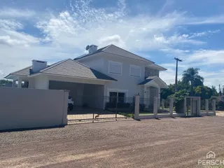 Fachada de uma casa branca em Lajeado, Brasil, com muro e portão de segurança.