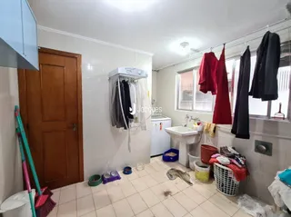 Quarto interno com armário e piso de cerâmica em uma residência.