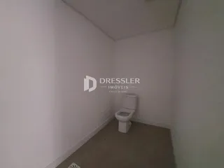 Hall de um imóvel em Lajeado, Brasil, mostrando uma parede branca e um vaso sanitário.