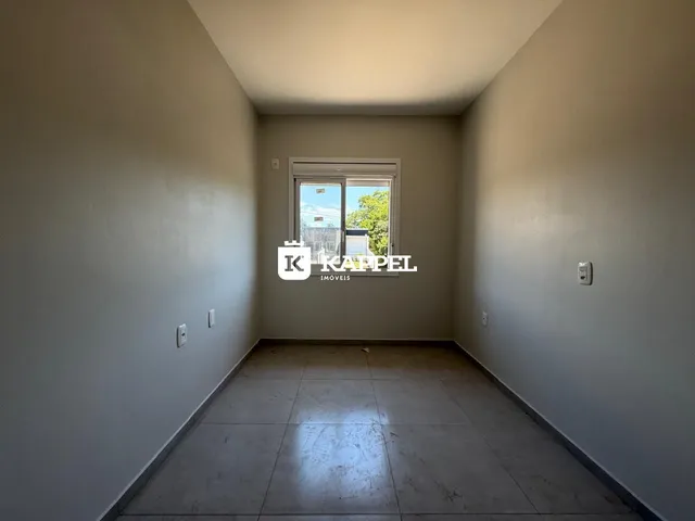 Corredor com piso de cerâmica e janela de saída.