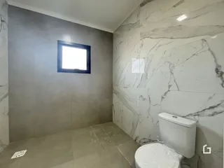 Foto de um ambiente interno com revestimento de parede e piso.