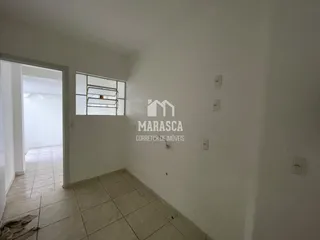 Corredor com piso de cerâmica em uma propriedade.