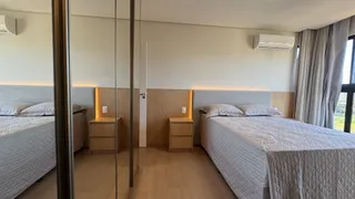 Um quarto com duas camas de solteiro e cortinas claras é visível na propriedade.