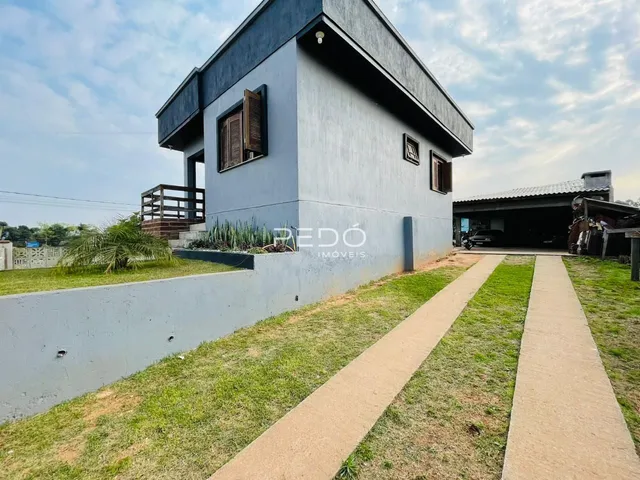 Fachada moderna de uma casa em Lajeado, Brasil, com jardim e calçada.
