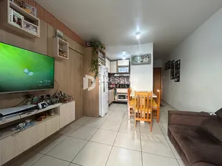 Imagem de uma sala de estar com cozinha em um imóvel no Brasil.