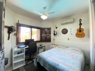 Quarto com janela e armário em um imóvel no Brasil.