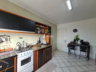 Foto de uma cozinha com armários de madeira e bancada em Lajeado.