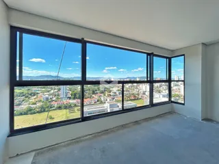 Vista panorâmica da cidade de Lajeado vista através de uma grande janela.