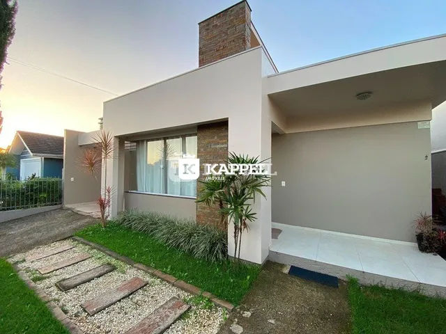 Foto da fachada de uma residência em Lajeado, Brasil, mostrando a entrada e o jardim.