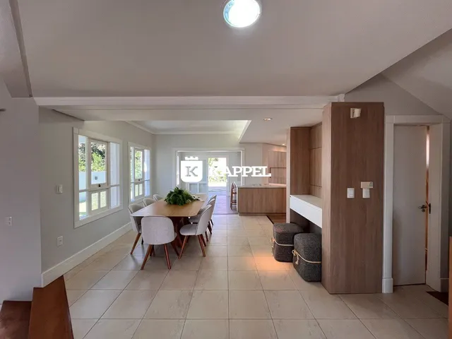 Foto de uma sala de jantar e área comum com piso de cerâmica.