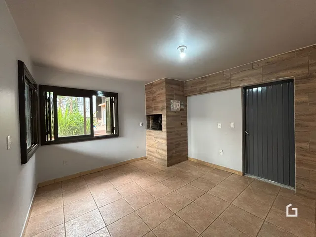Ambiente interno de uma sala com piso de cerâmica e parede de destaque.