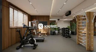 Interior de um espaço com equipamentos de ginástica e revestimento de madeira.