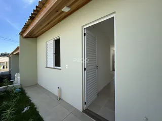 Fachada de uma casa em Lajeado, Brasil, com piso de concreto.