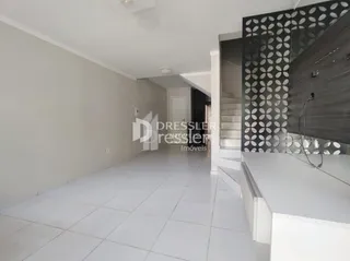 Hall de entrada com piso e paredes brancas.