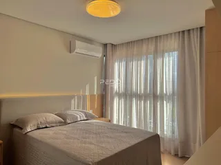 Quarto com cama e janela em um imóvel no Brasil.