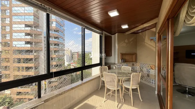 Vista da sala de jantar com vista para a cidade em Lajeado, Brasil.
