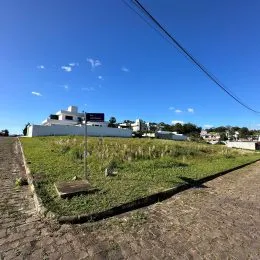 Foto de um terreno gramado sob um céu azul claro.