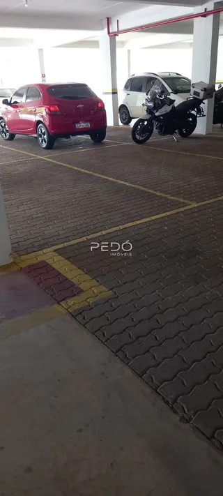 Vista externa do pátio de estacionamento de uma propriedade em Lajeado.