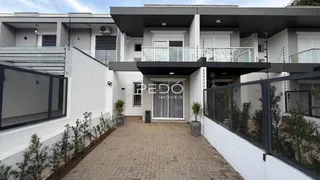 Fachada de um imóvel residencial em Lajeado, Brasil, com varanda e área externa.