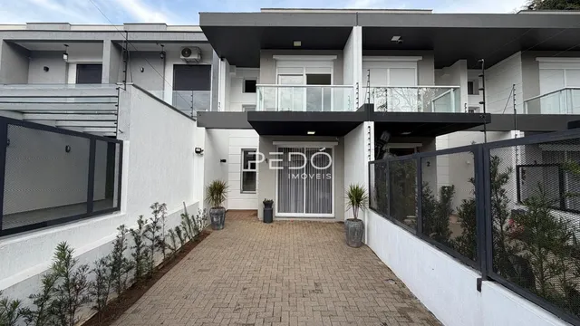 Fachada de um imóvel residencial em Lajeado, Brasil, com varanda e área externa.