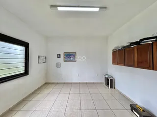 Ambiente interno de uma sala com piso de cerâmica e armários de madeira.