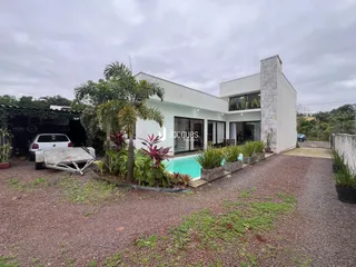 Fachada de casa em Lajeado com piscina e jardim.