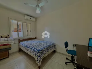 Quarto com cama e janela em um imóvel no Brasil.